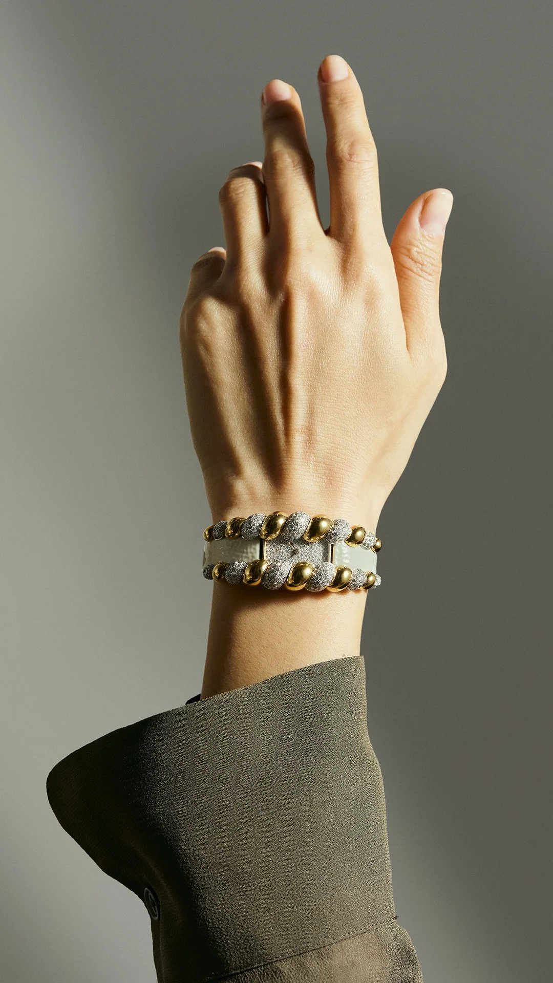 WATCHES_AND_WONDERS_2025_TRESSAGE_WRIST_F_1080x1920.jpg
