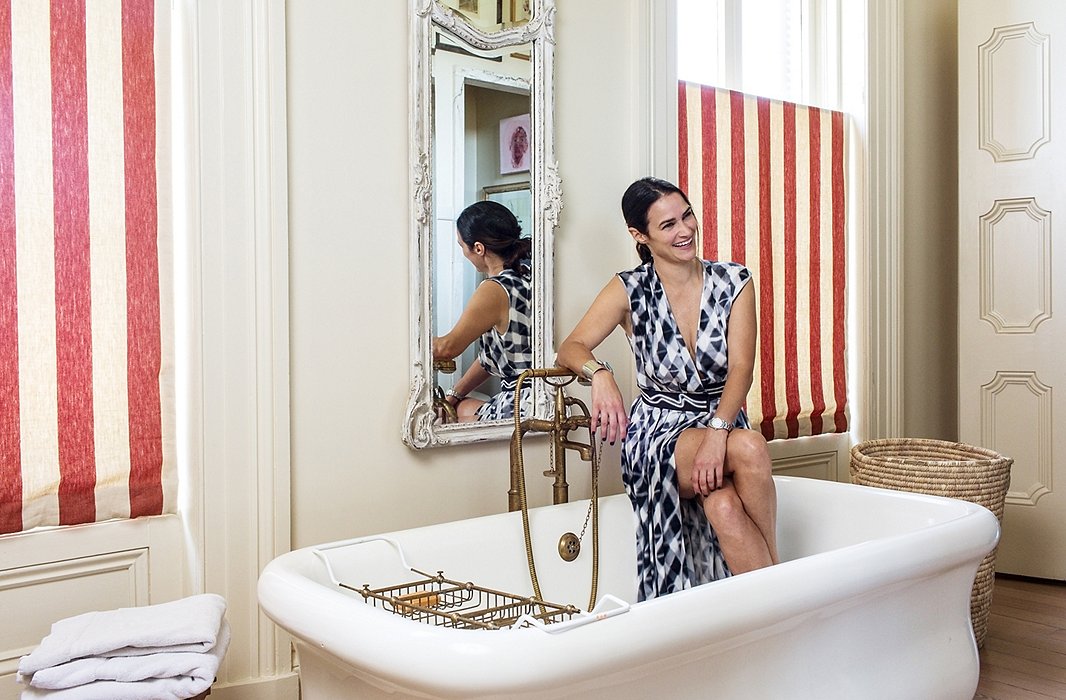 At parties, people invariably end up congregating in the kitchen—and in Sara’s home, the bathroom, where the oversize tub (a fiberglass version with an old-fashioned look) provides plenty of seating.