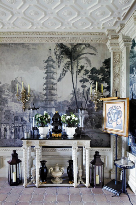 Slatkin connected two smaller rooms to create a large entryway. 