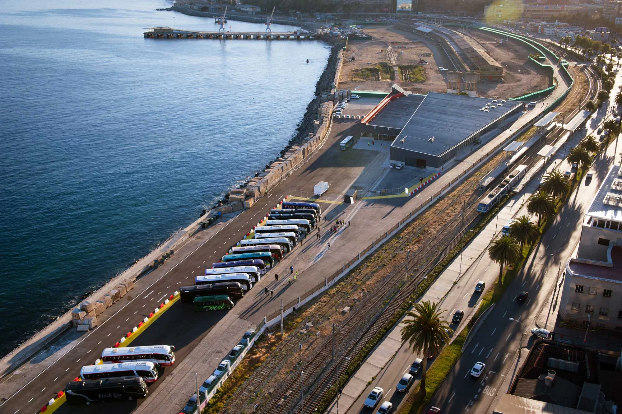 El desarrollo de un nuevo paseo de borde costero para la ciudad de Valparaíso, incluye la relocalización del actual Terminal de Pasajeros de Cruceros, anteriormente ubicado en el monumento nacional bodega Simón Bolívar, a una nueva posición que le permitirá un mejor calce en el contexto de este nuevo y renovado entorno urbano. El nuevo Terminal se constituye como la primera gran obra de este tipo en el país y busca responder a la calidad de “home-port” que se le exige al estar ubicado en una ciudad como Valparaíso, históricamente el puerto más importante de Chile. El diseño del proyecto da respuesta a las altas exigencias relacionadas con terminales internacionales, y al mismo tiempo se abre a la ciudad constituyéndose como un centro cultural totalmente flexible, conectado con las nuevas áreas verdes proyectadas tanto en el borde costero como con la nueva plaza Francia ubicada frente al proyecto, la cual destaca por la recuperación de estructuras históricas.