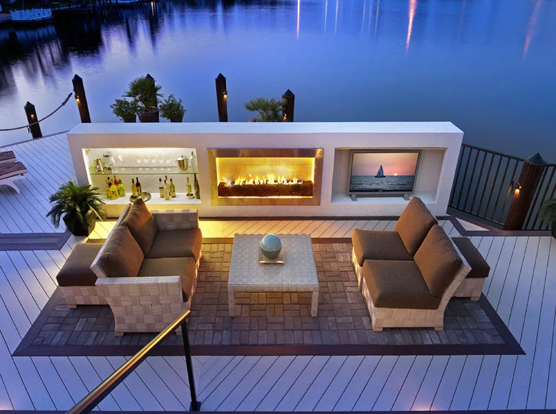 The outdoor family room is a great extension of the living space. It was important that the outdoor furniture be visually connected to the indoor furniture, since the two environments are so visually intertwined. The spaces needed to flow seamlessly from inside to outside. 