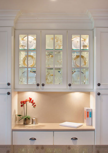 We used lots of glass and mirror to create a feeling of space. The mirror-backed cabinets and extensive lighting create a feeling of openess and sparkle.