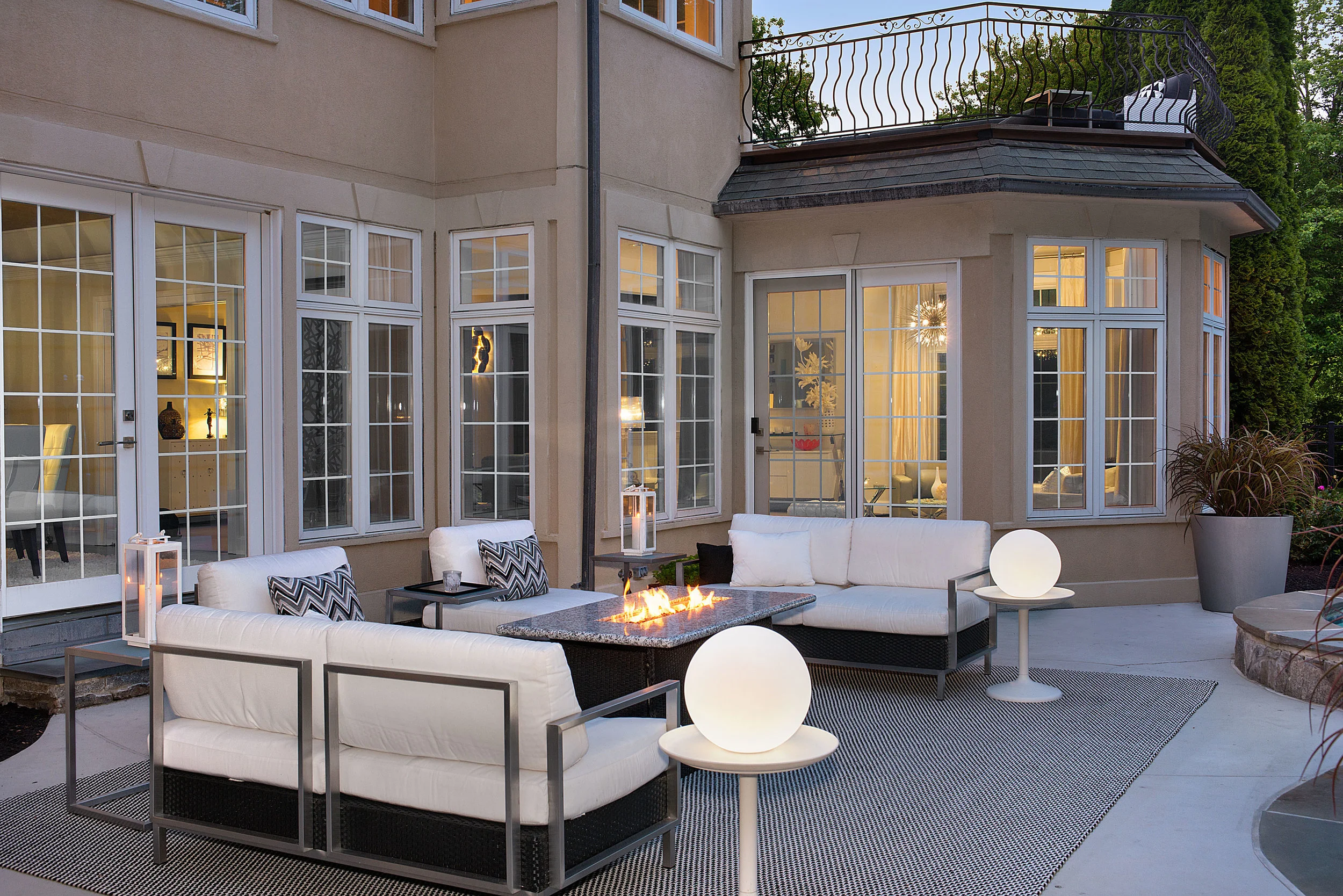 The outdoor and indoor spaces flow seamlessly from one room to another.