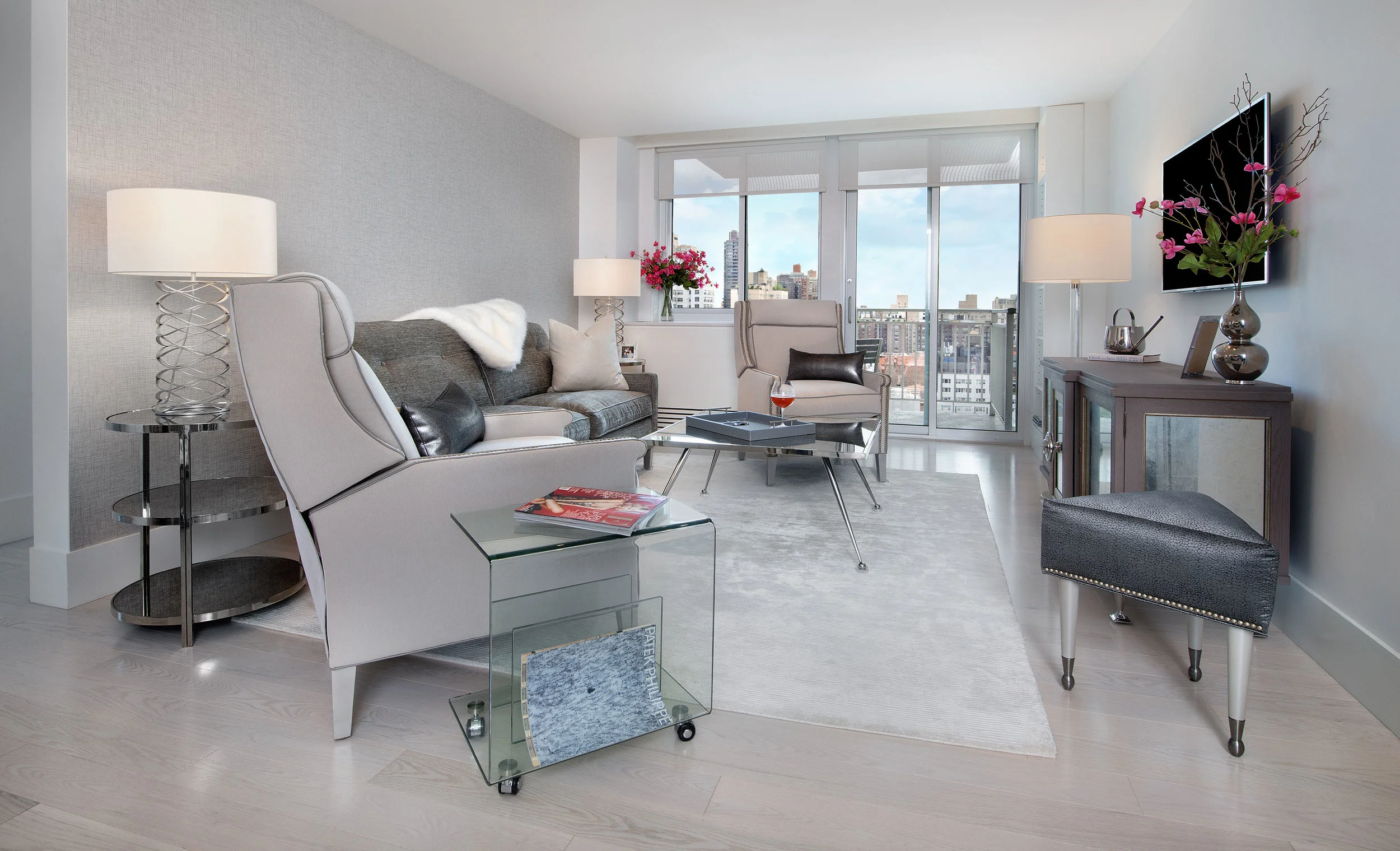 In the living space, finishes were chosen to feel comfortable. The contemporary style creates a light airy feeling, and a more open space.