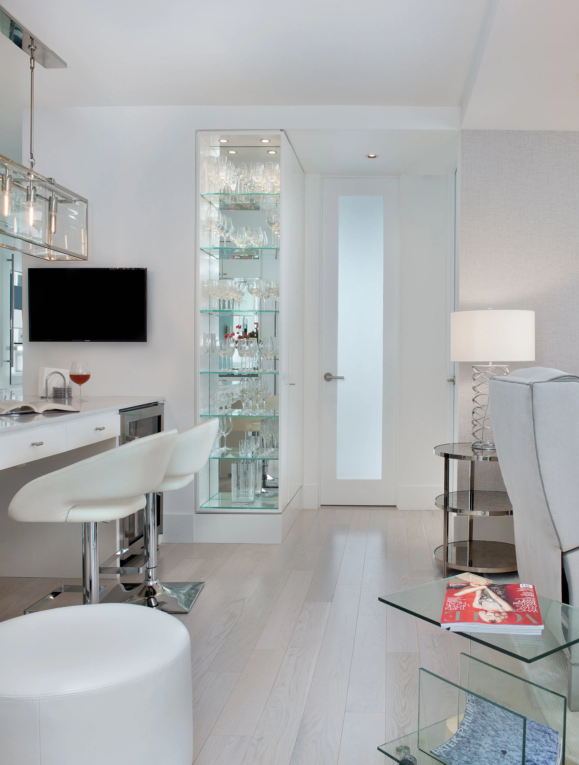 The simple white swivel leather bar stools create a clean, uncluttered look