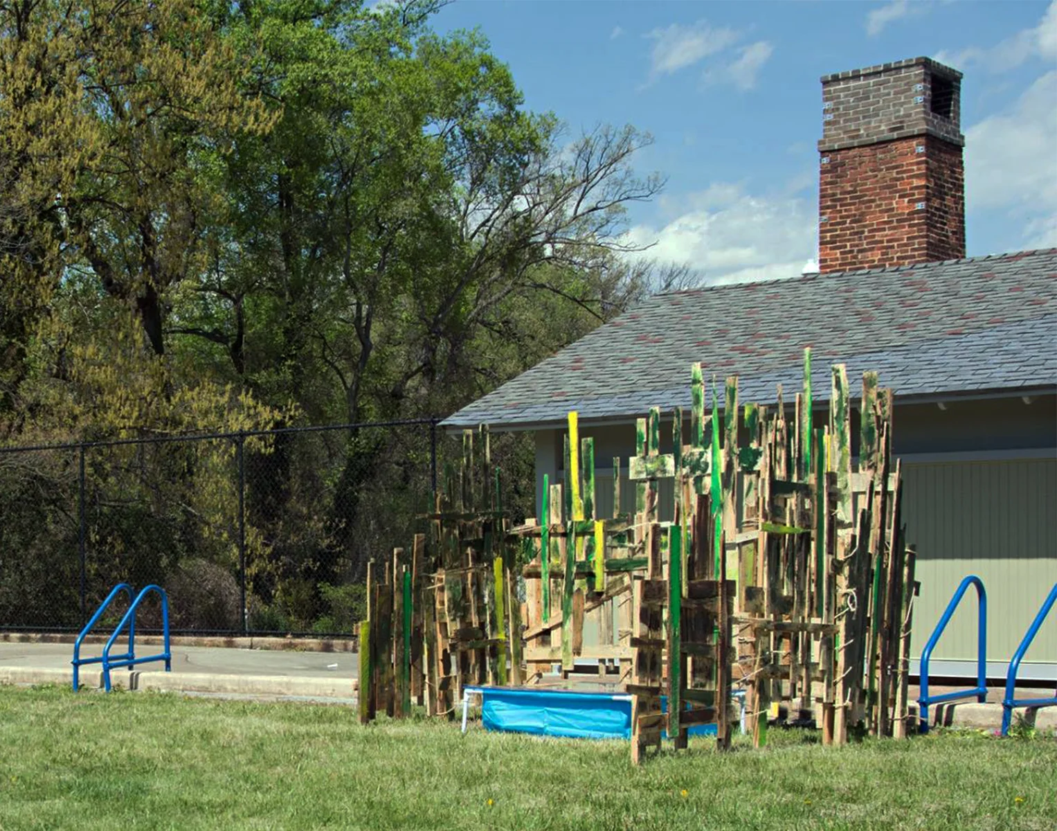 TEMPORARY OUT OF ORDER (2017) Everyday Utopias . Druid Hill Park, Baltimore, MD Wood, acrylic and enamel paint, screws, wire and nails 8 wood boards walls of variable dimensions