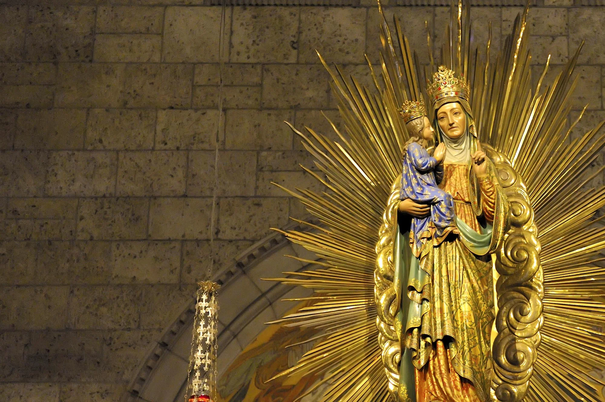 Photo from http://www.sanctuairesquebec.com/en/shrine-of-sainte-anne-de-beaupre