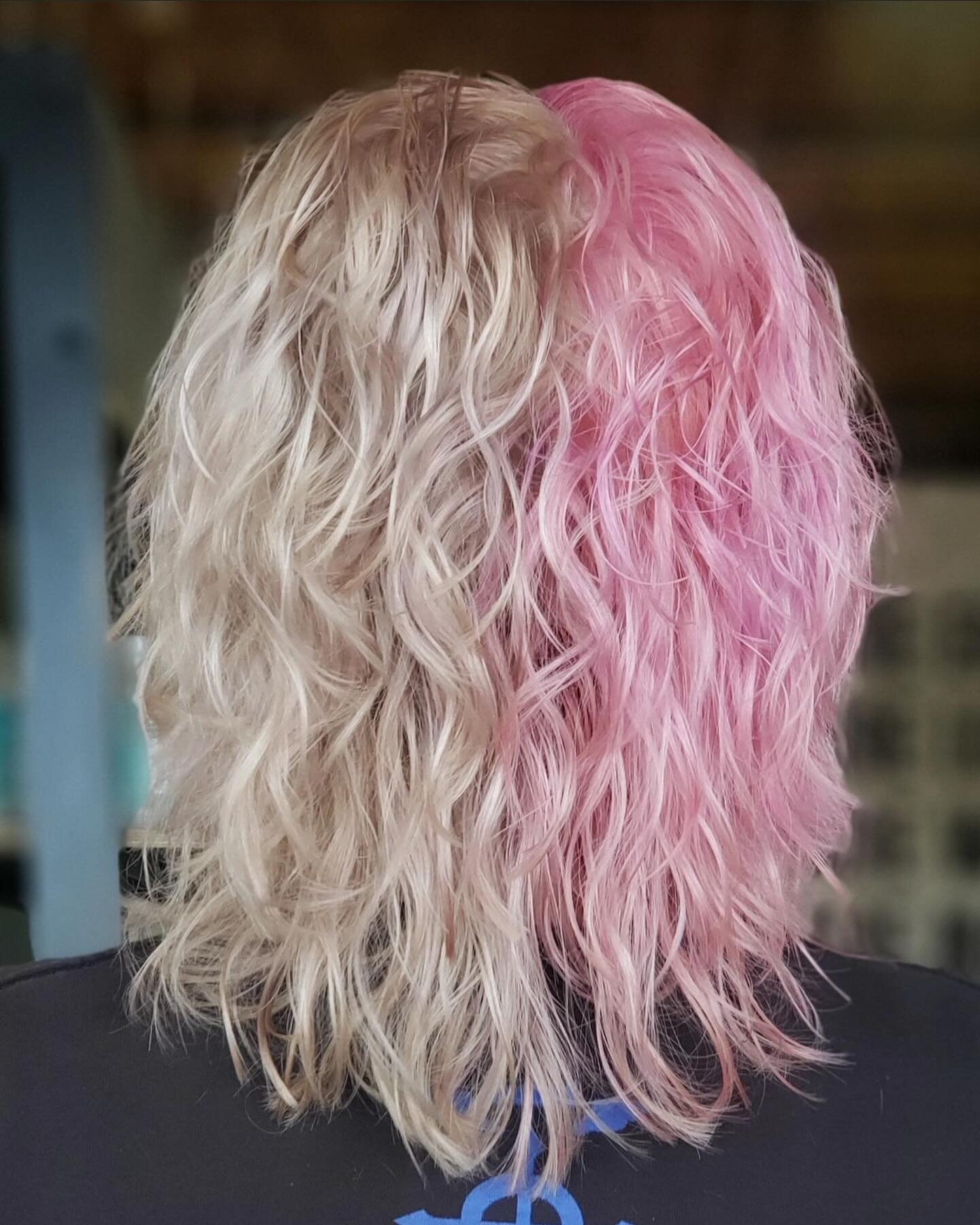 🍬Cotton Candy Skies🍬

Another stunning split fashion color from the one and only @beautytherapybykim 

If you didn&rsquo;t know already - Kim has been recently placing in entries for @oneshothairawards and we&rsquo;re all rooting for her big time. 