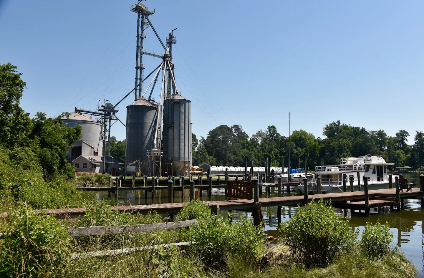 The grain processor — semi-trucks dump the grain here,&nbsp;which is then fed onto large barges.&nbsp;