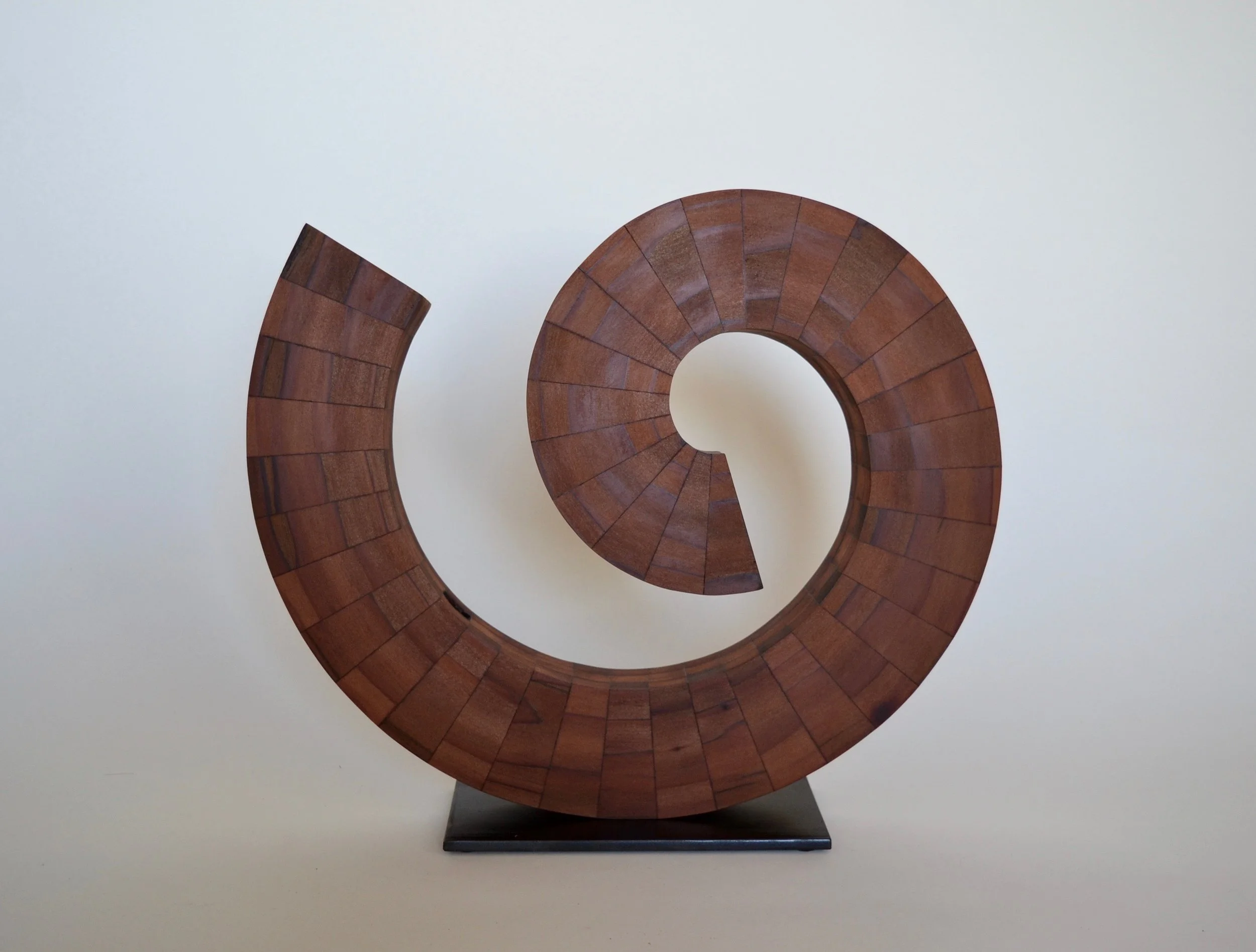 Curly-table-top-sculpture-by-Lutz-Hornischer.jpg