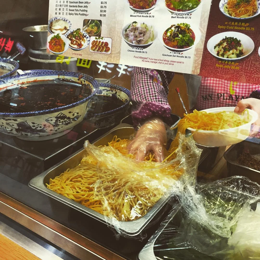 Day 67/100: I could just live off noodles (and rice). These are the cold Sichuan noodles from Szechuan Taste at the New York Food court in #Flushing. Look at all that spicy sauce she’s about to mix in!
#flushingny #flushing #latergram #queens #queensnyc #queensfood #food #flushingfood #newyorkfoodcourt #heartofqueens #100DaysOfQueens (at New York Food Court)