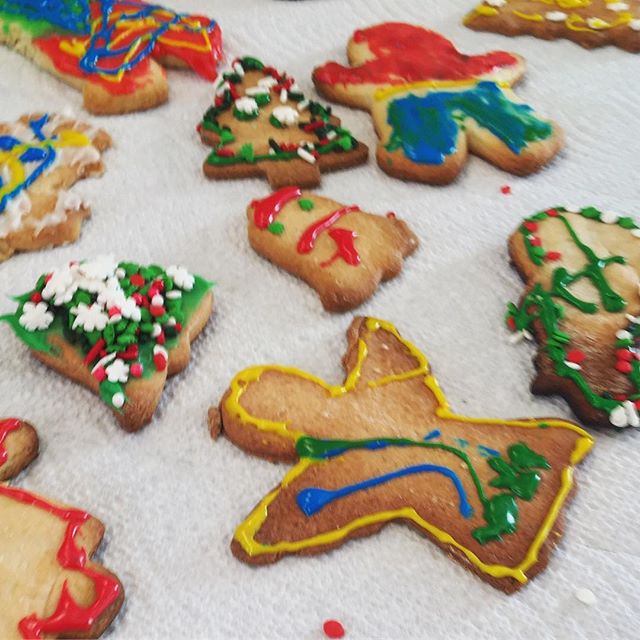 My Grinchy heart grew 3 sizes today after some neighbor kids came over and made Christmas cookies. Let the season begin! .
.
.
. 
#christmas #christmascookies #cookies #kiddos #kidscreate #foodart #neighbors #baltimore #thebmorecreatives