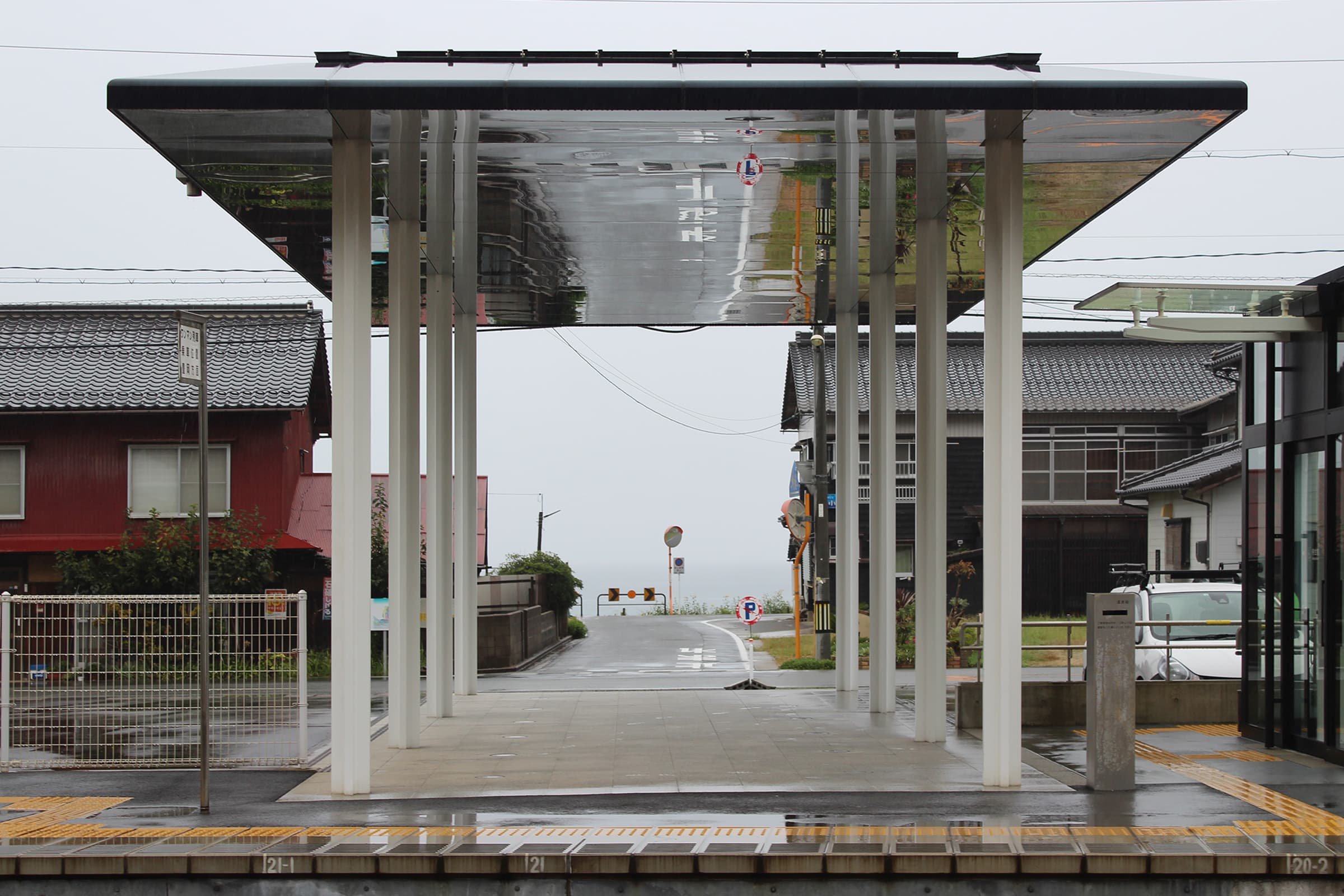 Higashihama Train Station Mirror Canopy - 03.jpg