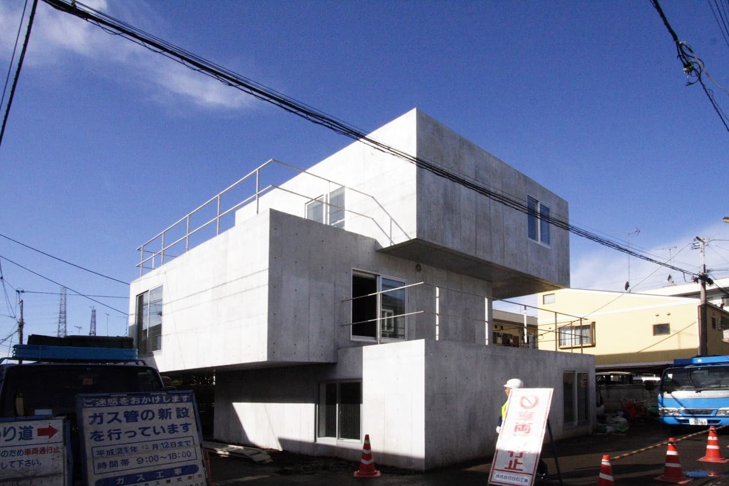 TROIS Concrete House Apartment Block Kokubunji - 02.jpg