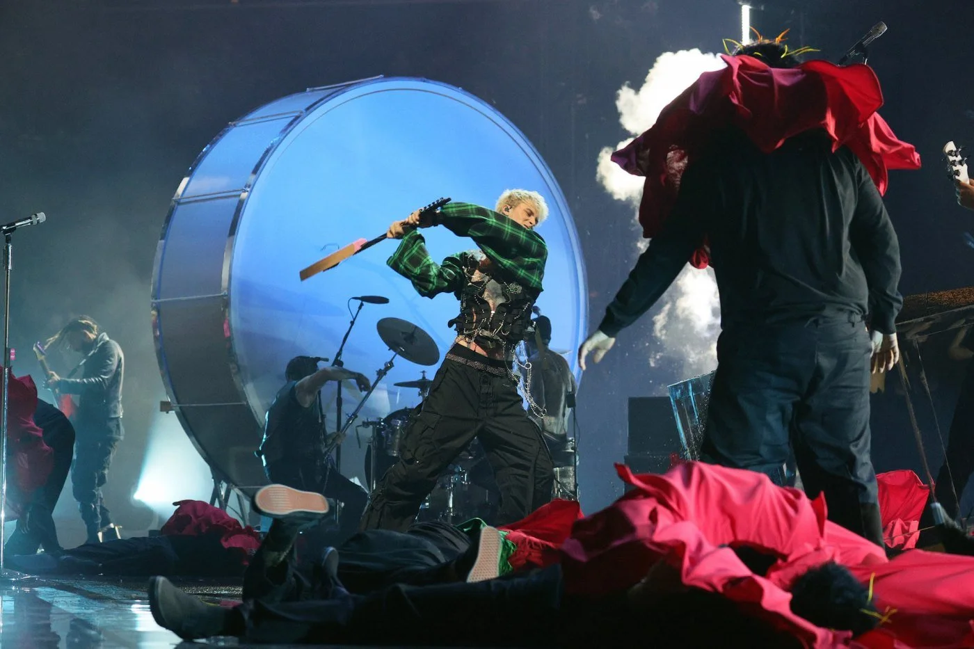 Machine-Gun-Kelly-Jokes-About-VMAs-Drama-Conor-McGregor-1 2.JPEG