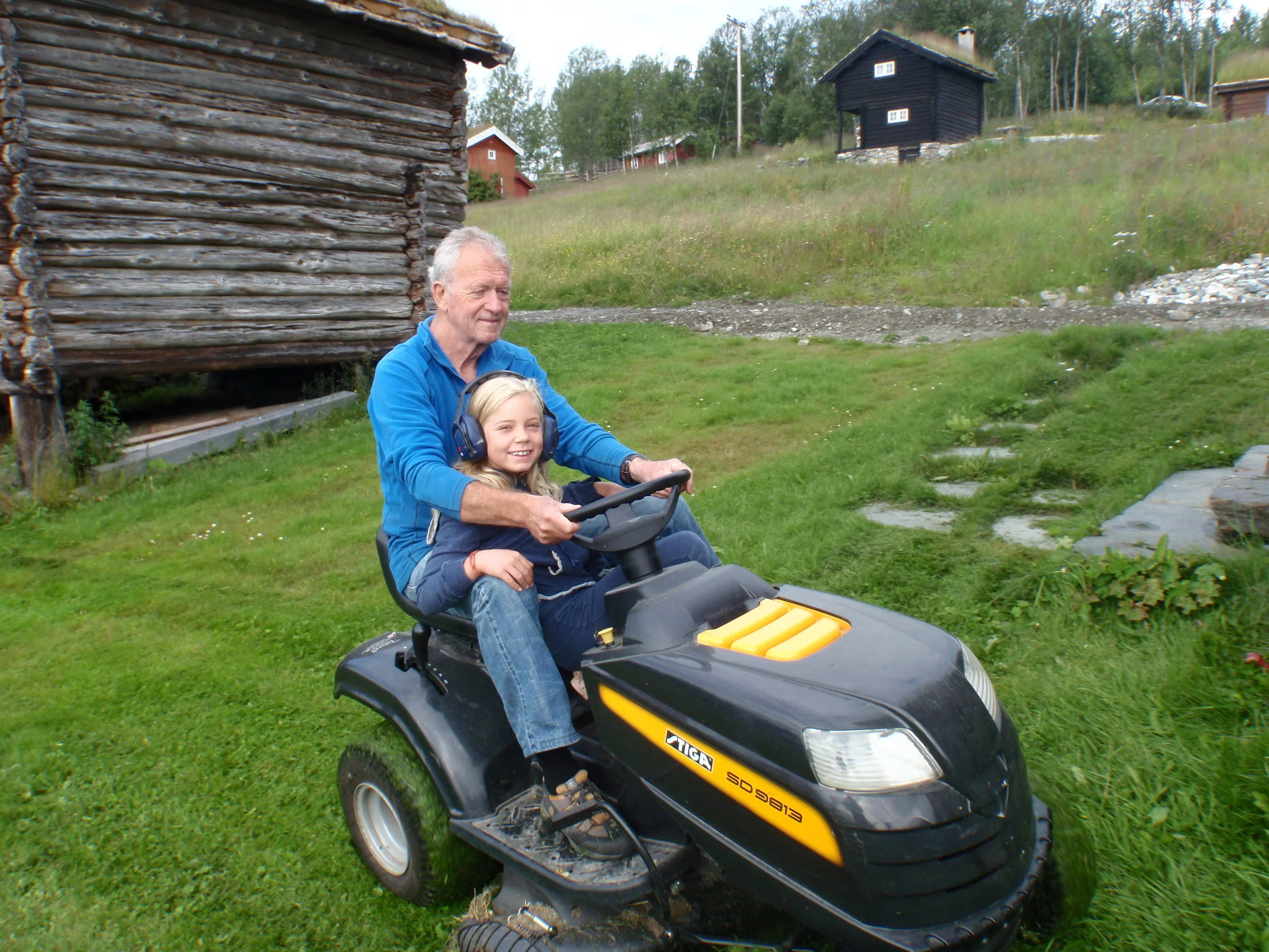  03. august 2012 - Gøy å klippe gress 