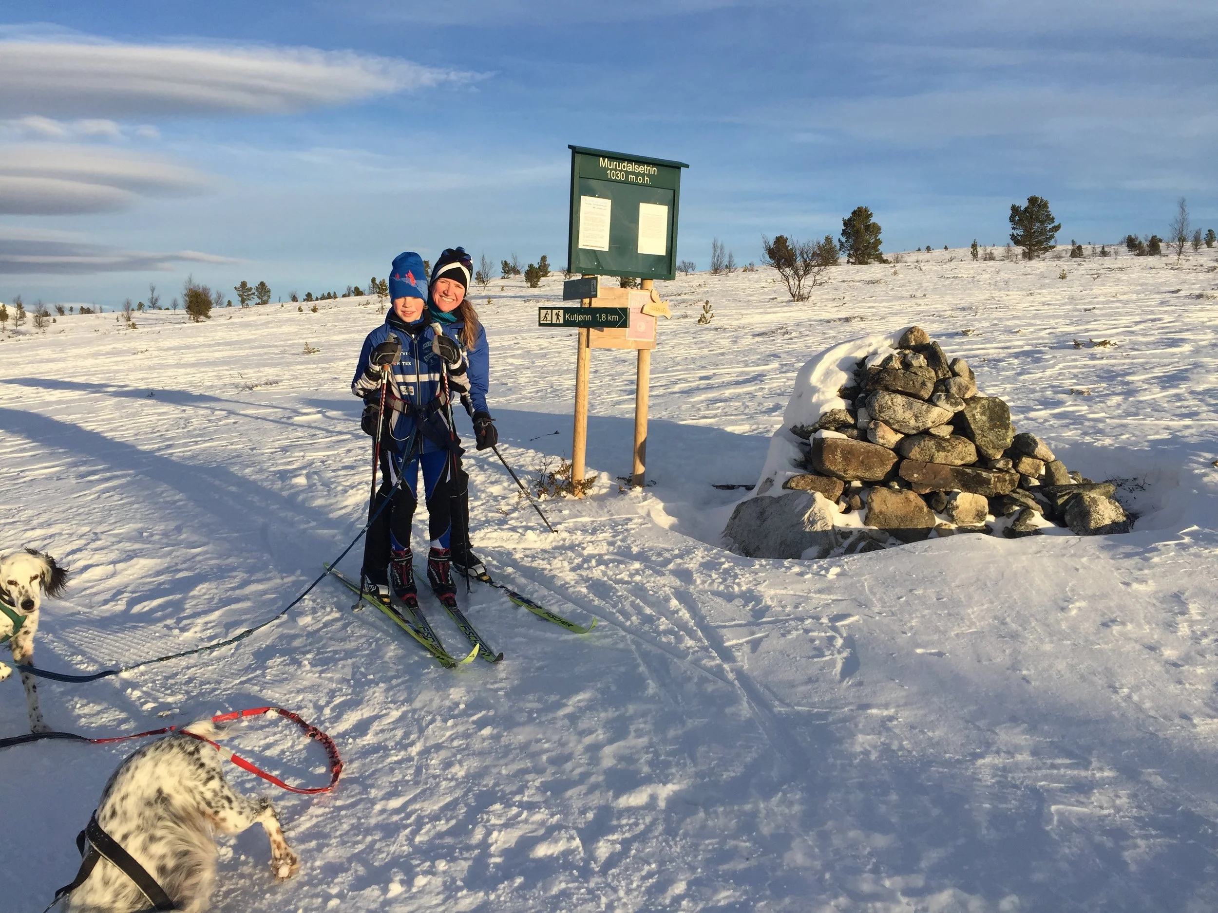  2016 - 1. juledag, Nina og Hovard på deilig fjelltur med bikkjene. 