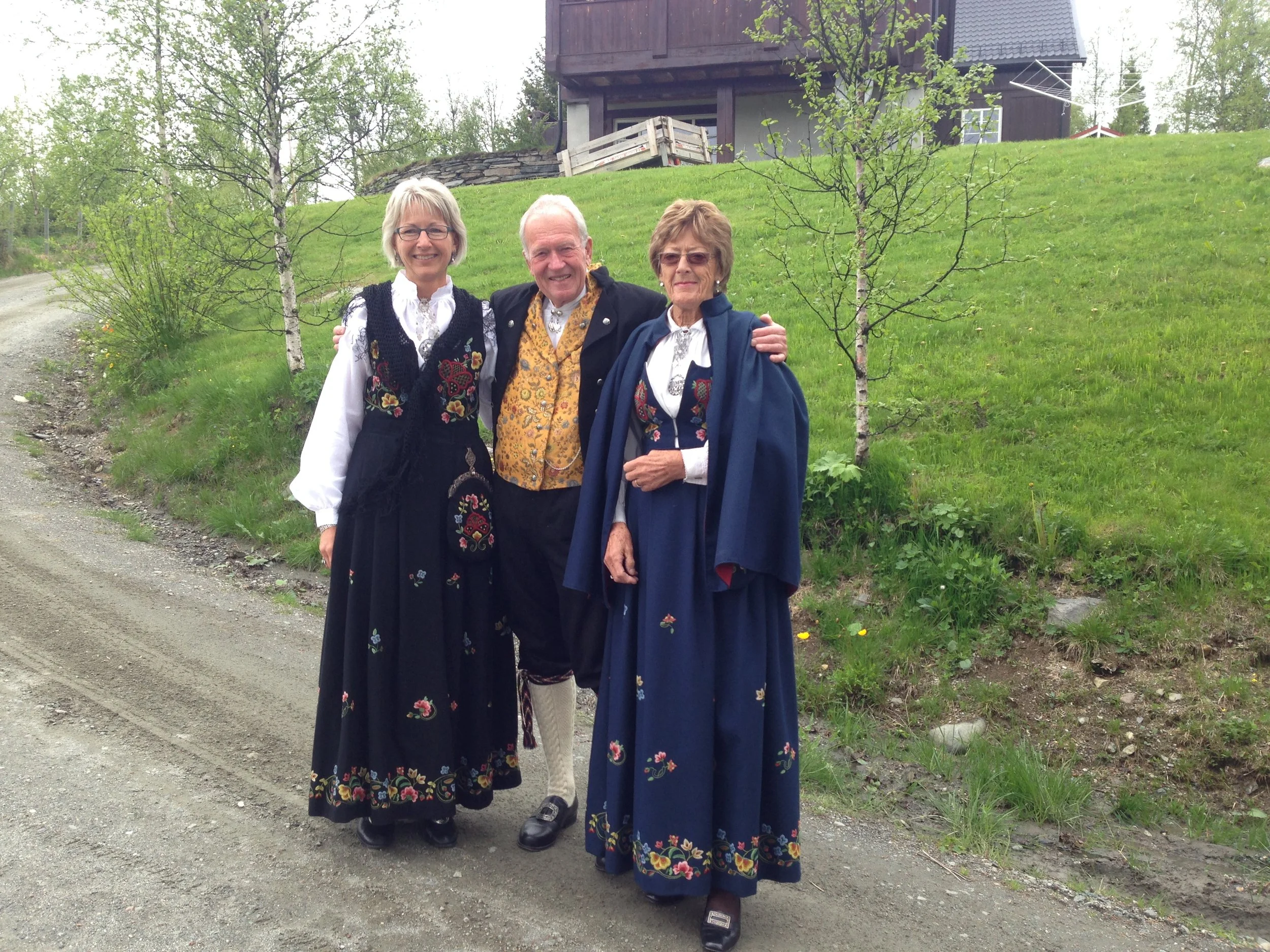  13. juni 2017 - Bente, Sigurd og Tordis på vei til kongelig bursdagsfest på Maihaugen 