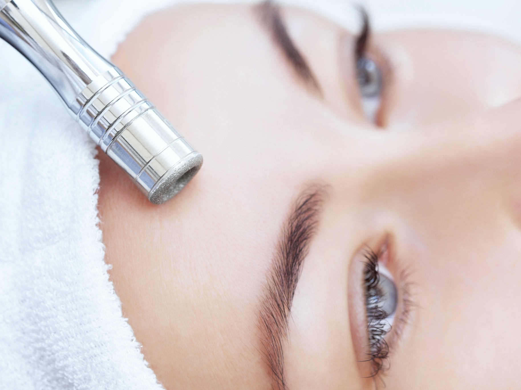 Maquinilla de afeitar ponerse en cuclillas tenis Skin Care Services — Salon Thread - Eyebrow Salon & Lash Bar