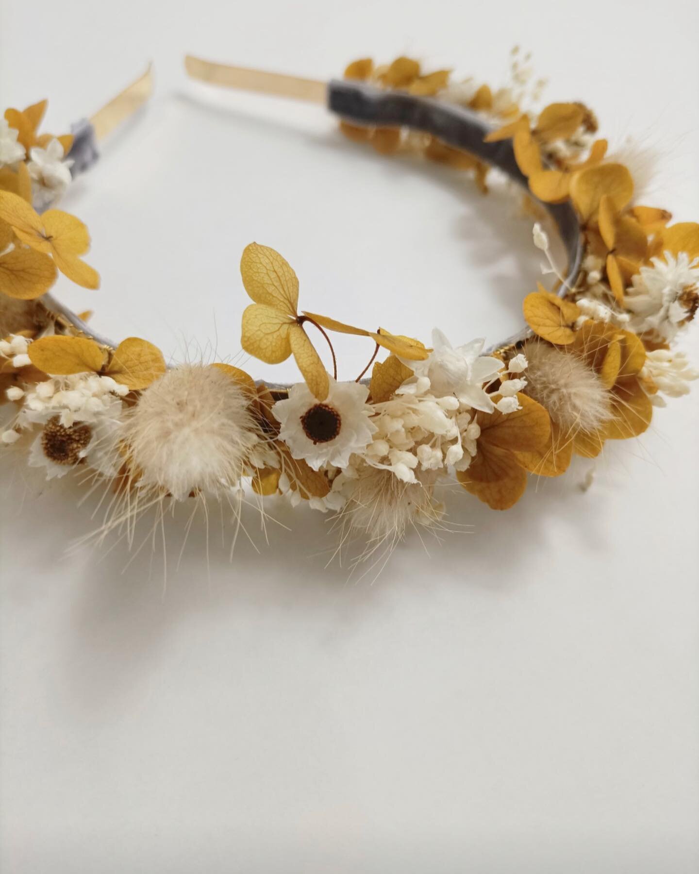 Love this golden vibe ✨ 
.
.
.
.
.
#headpiece #nzweddingflowers #bridalheadpiece #flowersinherhair #weddingflowersnz #nzflorist #aucklandwedding #brideandgroom #nzweddingflorist #driedflowers #driedflowerarrangement