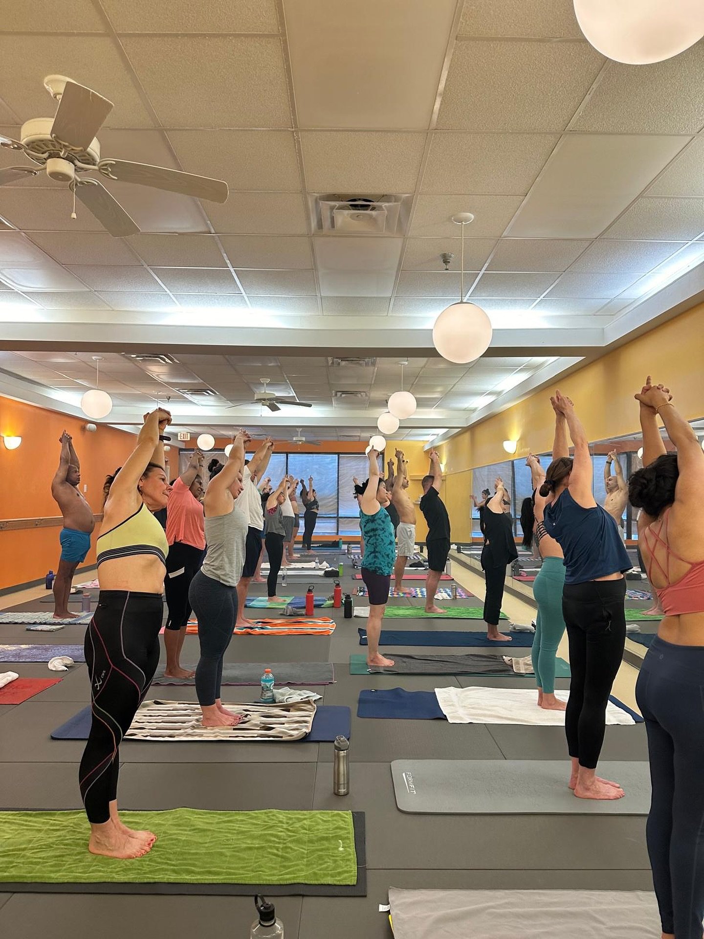 🚨 SIGN UP FOR TONIGHT&rsquo;S POP UP CLASS! 

6:15pm Slow Flow Pop Up with Natalya 

And don&rsquo;t forget to sign up for - 

10am Hybrid 60 with Debby on Friday 7/4. 
Start your long weekend off in the hot room! 🇺🇸

As you practice hot yoga this