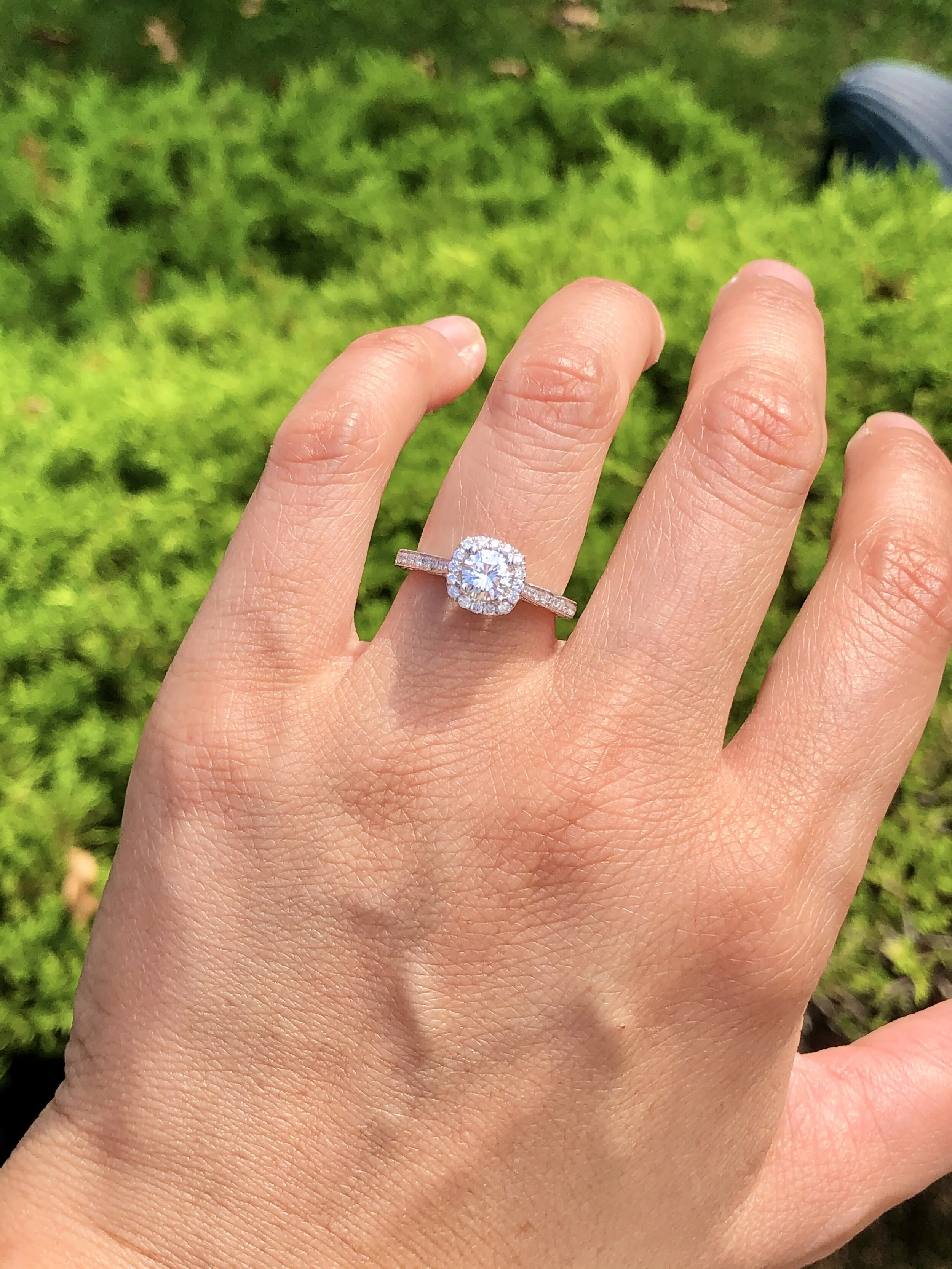 Round Brilliant Halo Engagement Ring 0.85 ct