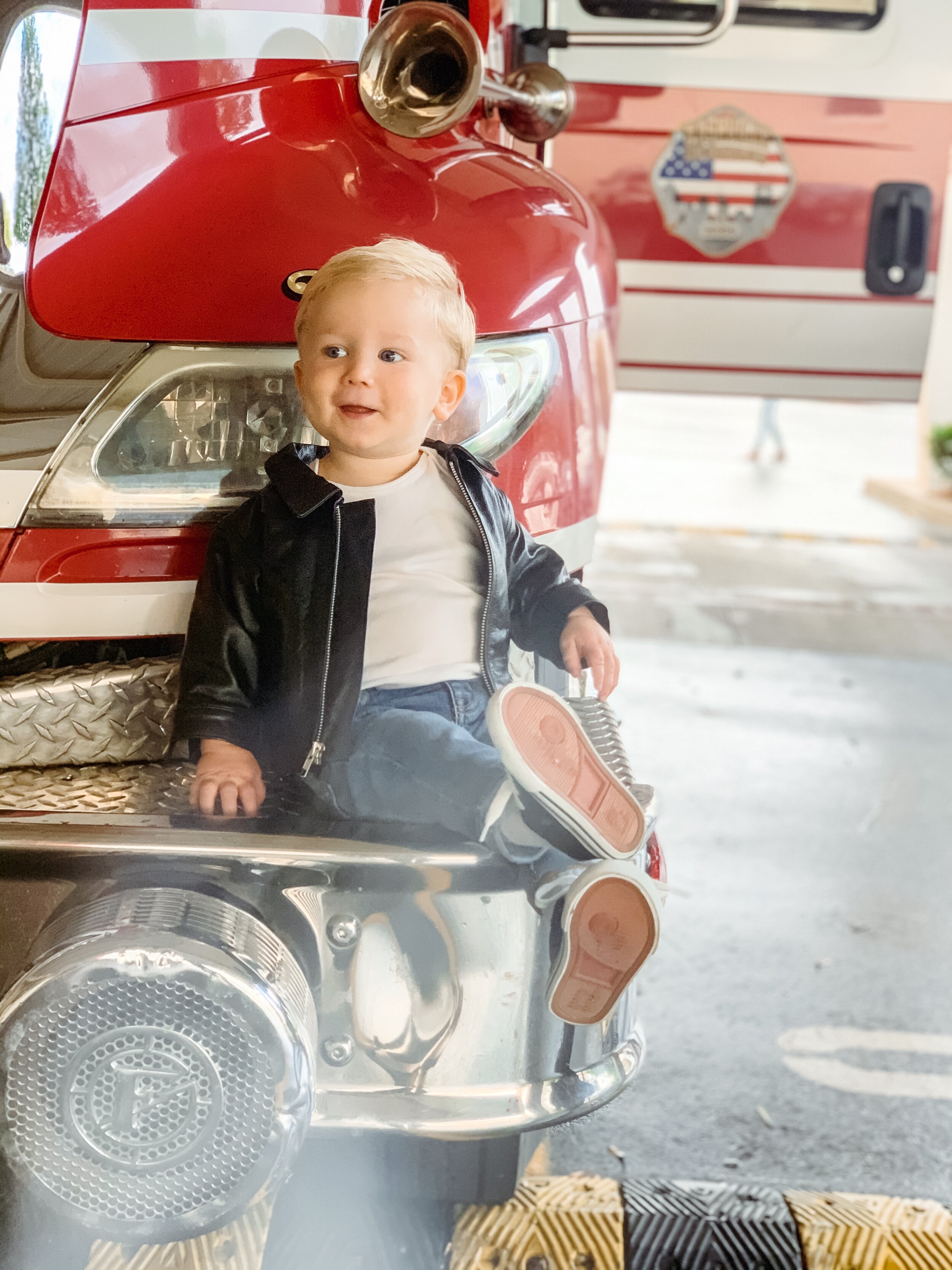 alto con las manos en la masa profundidad It's A Grease Halloween: My Toddler's Danny Zuko Halloween Costume — Moms  Without Milk