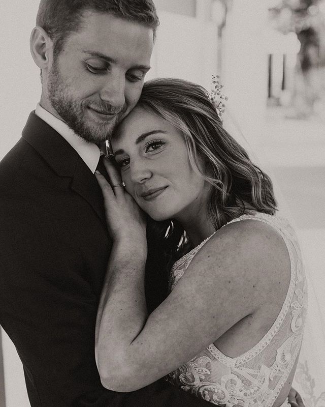 Just the cutest wedding day snuggle bugs 🐝