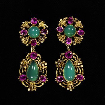 France, c. 1825 Earrings, gold, jade, chrysoprases and rubies. V&A Museum
