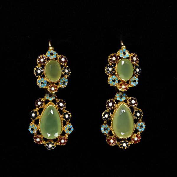 France, c. 1825 Earrings, enamelled gold with chrysoprasesV&A Museum
