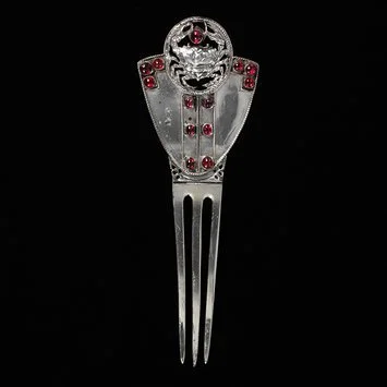 London, c. 1900 Comb, silver, set with garnets V&A Museum