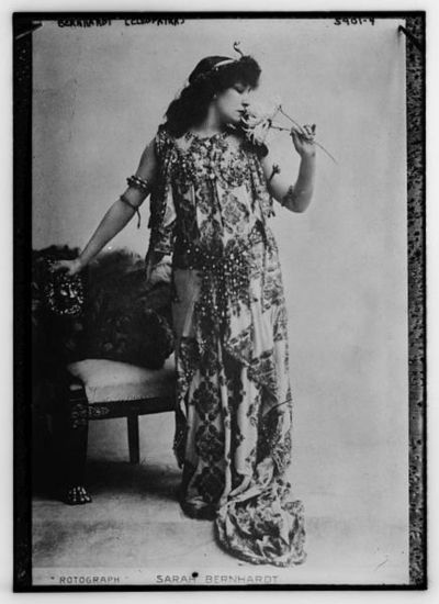 Sarah Bernhardt as Cléopatre. Circa 1899.