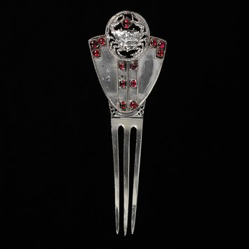 England, c.1900 Wilson Comb, silver, garnets V&A Museum