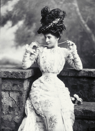 Lily Langtree (1853 – 1929) was one of the fashionable actress of the time responsible for popularizing large hats and therefore hatpins.