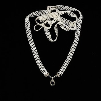 France, c. 1920 Sautoir necklace of seed pearls, diamonds and platinum. V&A Museum