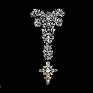 England, c. 1760 Bodice ornament with foiled rock crystals and paste V&A Museum