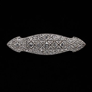 Europe, c. 1910-1920 Bar brooch of gold and platinum set with diamonds V&A Museum