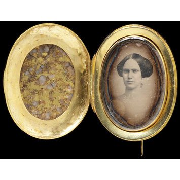 USA, c, 1850 Brooch, gold, rock V&A Museum