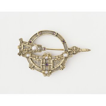 Ireland, c. 1851 Penannular brooch, oxidised silver, parcel-gilt, set with pearls, ‘Irish diamonds’ and amethysts V&A Museum