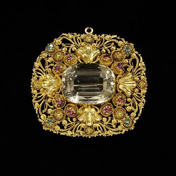 England, c. 1820-1830 Brooch, gold filigree, set with a large citrine and small emeralds and rubies V&A Museum