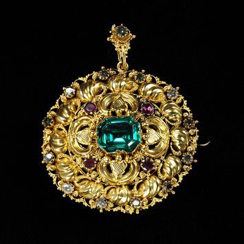 England, c. 1830 Gold with grainti decoration, set with a green paste, garnets and green foiled aquamarines V&A Museum