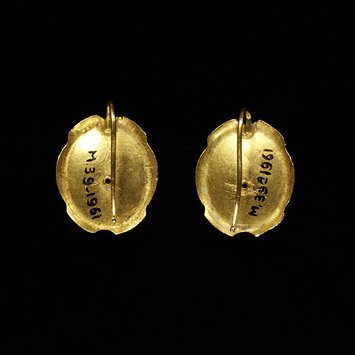 earrings Italy, 1840-1850 Back showing Shepherd’s hook V&A Museum