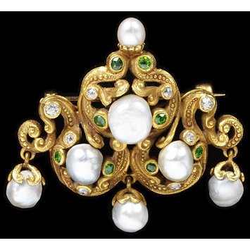 Demantoid, pearl and gold brooch. USA. c.1900 V&A Museum(American buyers were known to prefer a more toned down version of Art Nouveau style).