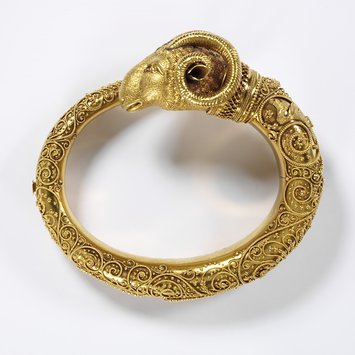 V&A Museum Gold ram’s head bracelet with filigree and granulation, c.1860-1870 Possibly made by Pasquale Novissimo