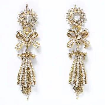 Pendeloque gold filigree and pearl earrings. Salamanca 1800-1870. V&A Museum.