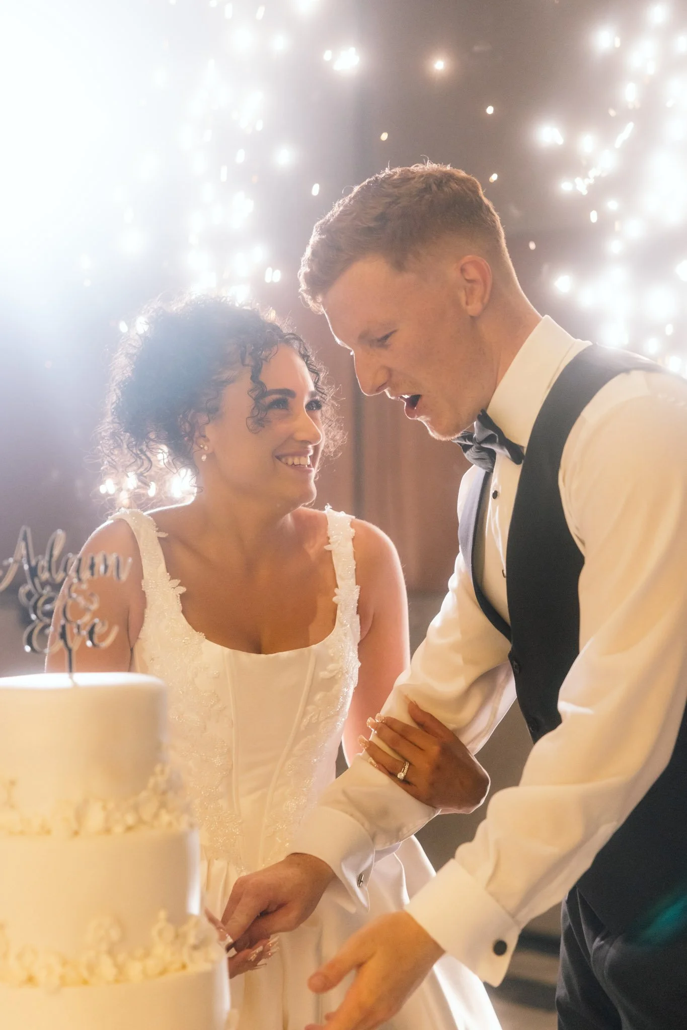 wedding-photographer-captures-bride-groom-cutting-cake.jpg
