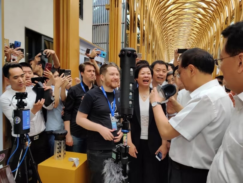 Nikk showing VR to Premier Li Keqiang.jpg