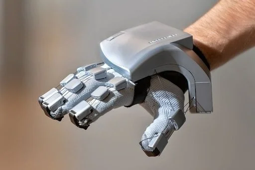 A Guide to VR Gloves