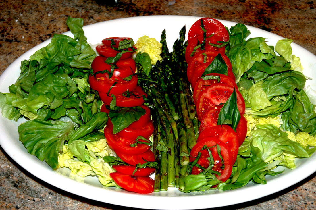 A simple Boston salad with fresh tomatoes and grilled asparagus.