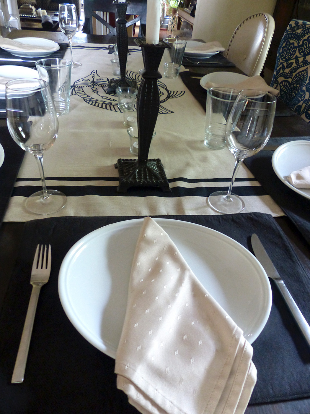 Notice that the same black placemat as in the casual setting but these are positioned horizontally. 